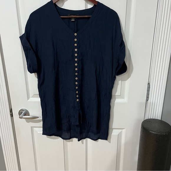 Alison Sheri cap sleeve navy shirt with faux buttons size large - Picture 2 of 9